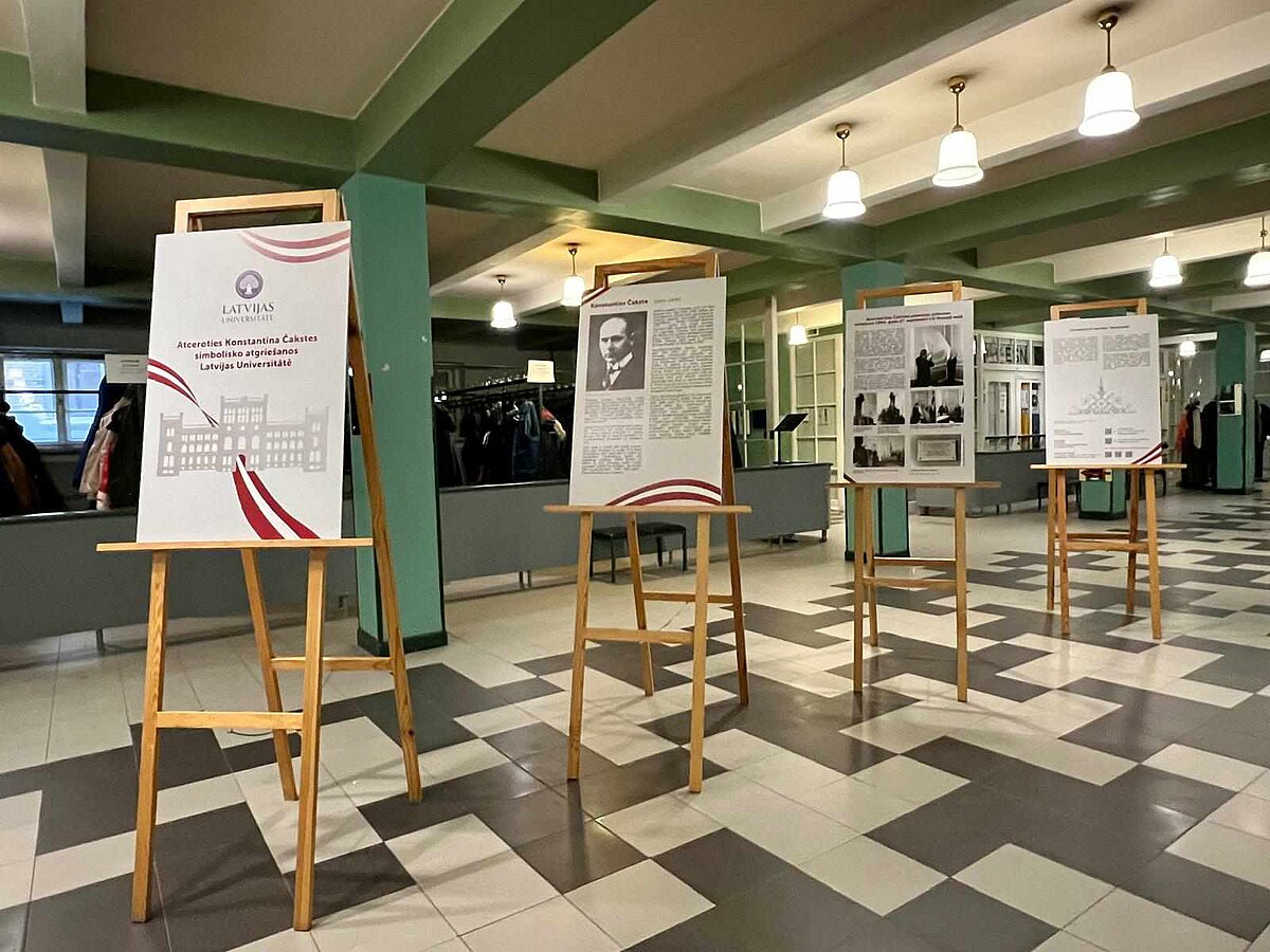 Izstāde "Atceroties Konstantīna Čakstes simbolisko atgriešanos Latvijas Universitātē" LU galvenās ēkas garderobes foajē. Foto: Sarmīte Livdāne Izstāde "Atceroties Konstantīna Čakstes simbolisko atgriešanos Latvijas Universitātē" LU galvenās ēkas garderobes foajē. Foto: Sarmīte Livdāne