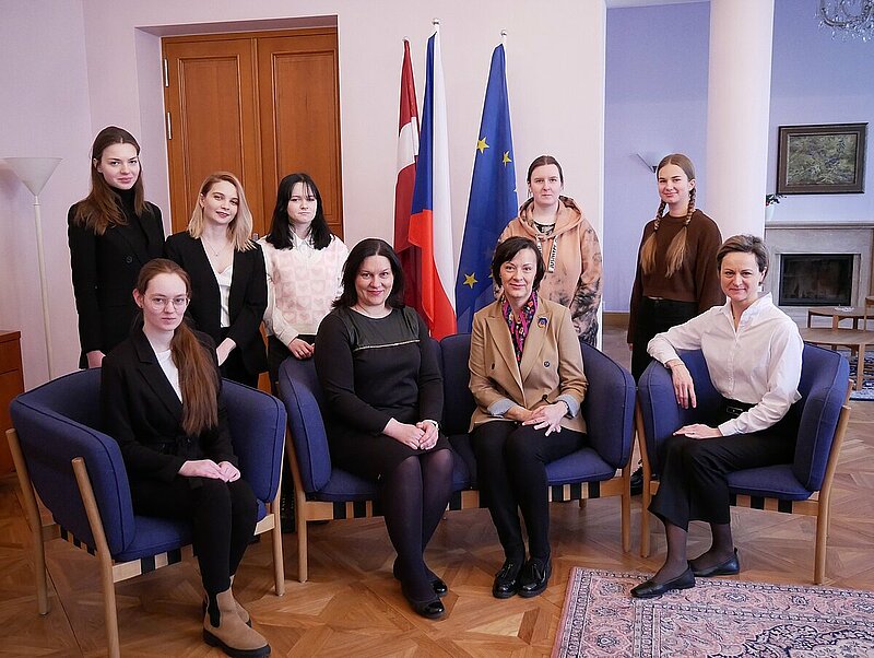 LU Humanitāro zinātņu fakultātes slāvistikas studenti viesojas Čehijas Republikas vēstniecībā Rīgā