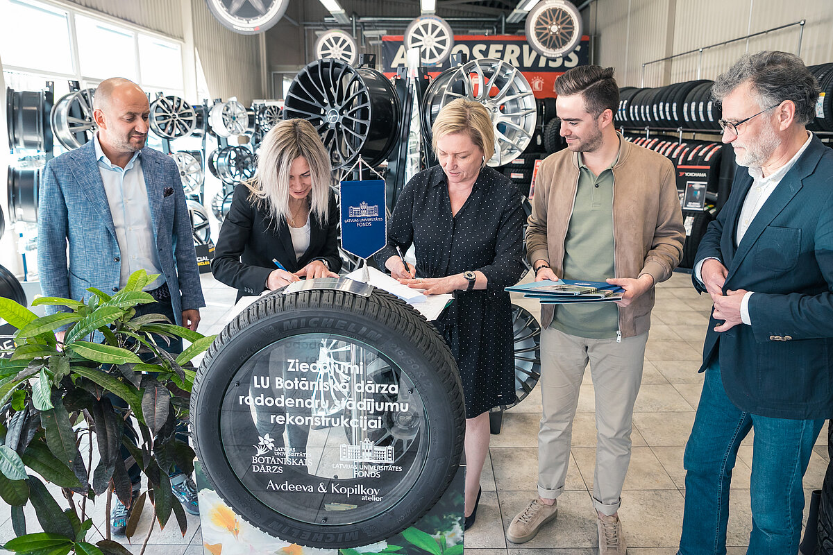 No kreisās: “Avdeeva & Kopilkov atelier” lielākais investors Jevgēņijs Kopilkovs, direktore Jelena Avdeeva, LU fonda izpilddirektore Laila Kundziņa, “Avdeeva & Kopilkov atelier” mārketinga speciālists Daniels Kopilkovs un LU Botāniskā dārza direktors Uldis Kondratovičs. Foto: Toms Grīnbergs, LU KD