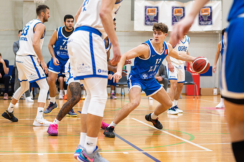 Basketbola spēlētāji uz laukuma
