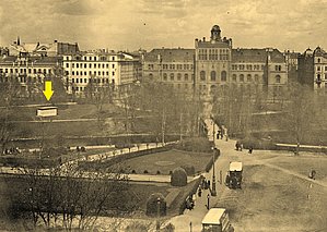 Latvijas Universitātes ēka un novērojumu paviljons (kreisajā malā) pirms 1930. gada. No LU Muzeja krājuma.