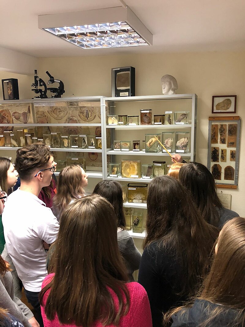 Topošie medicīnas studenti apmeklē LU Muzeja cilvēka patoloģijas kolekcijas