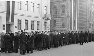 Studentu akadēmisko mūža organizāciju pulcēšanās 18. novembra gājienam pie LU galvenās ēkas Raiņa bulvārī 19, Rīgā, Latvijā 1938. gada 18. novembrī. Foto: Jānis Upesleja