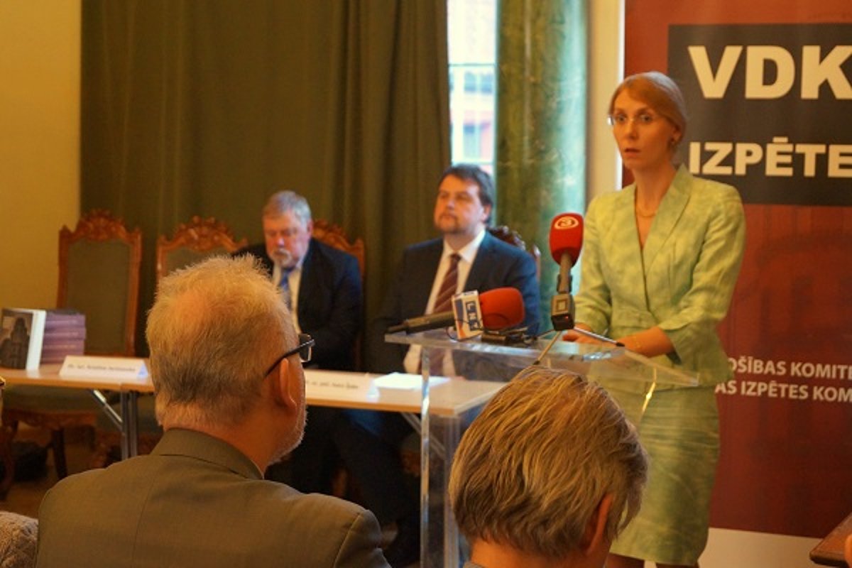 Publiskās atmiņas centra padomes priekšsēdētāja Dr. iur. Kristīne Jarinovska, padomes priekšsēdētājas vietnieks Dr. sc. pol. Ivars Ijabs un valdes priekšsēdētājs Dr. hist. Kārlis Kangeris. Publiskās atmiņas centra padomes priekšsēdētāja Dr. iur. Kristīne Jarinovska, padomes priekšsēdētājas vietnieks Dr. sc. pol. Ivars Ijabs un valdes priekšsēdētājs Dr. hist. Kārlis Kangeris. Kristīnes Lindbergas foto.