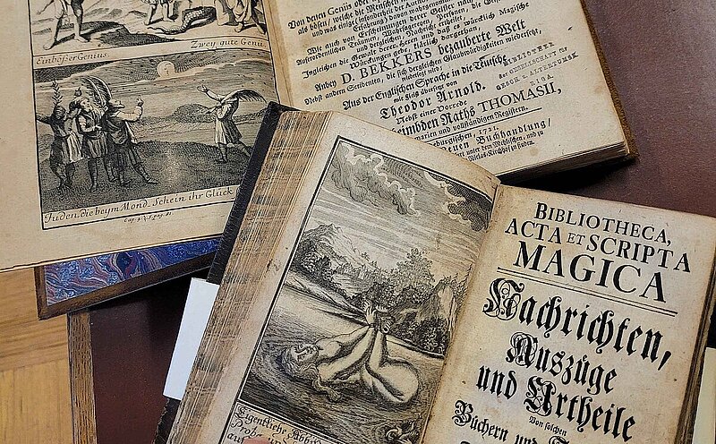 Aizraujošs ceļojums cauri maģijas vēsturei: izstāde "Mistērija un ilūzija Latvijā 17.–20. gs." LU bibliotēkā