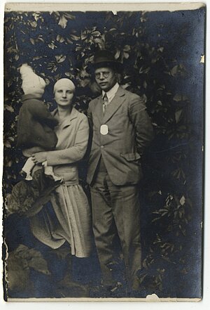 A. Zāmelis ar sievu Eldu un meitu Rūtu. Fotogrāfs nezināms, 20. gs. 30. gadu sākums. LU Muzeja krājums