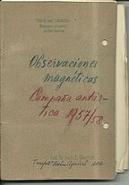 Starptautiskajā ģeofizikas gadā Antarktikā ģeofiziķu veikto magnētisko mērījumu žurnāls. Vāks ar L. Slaucītāja atzīmēm, autogrāfu. Atvērums.