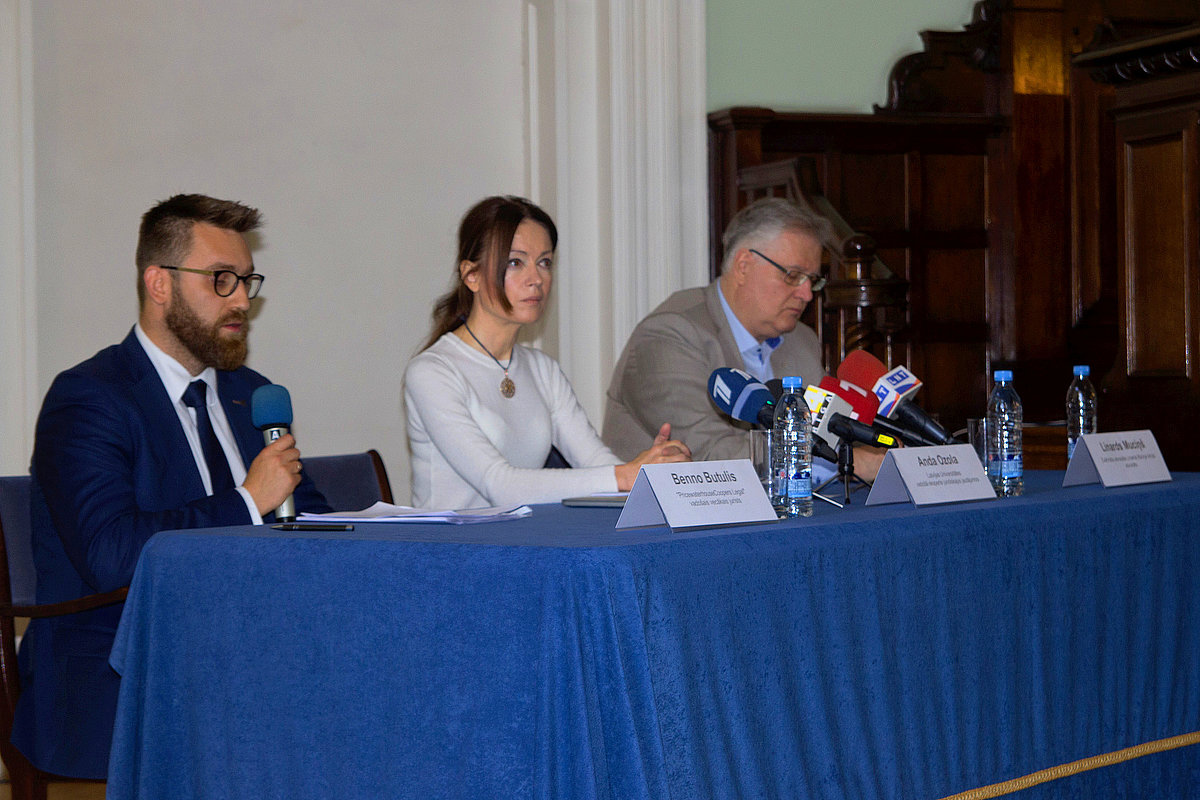Preses konference 12. augustā Latvijas Universitātē. No kreisās: starptautiskās auditorkompānijas “Pricewaterhouse Coopers Legal” vadošais vecākais jurists zvērināts advokāts Benno Butulis, Latvijas Universitātes vadošā eksperte juridiskajos jautājumos Anda Ozola, zvērināta advokāta Linarda Mucina biroja advokāts Linards Muciņš.