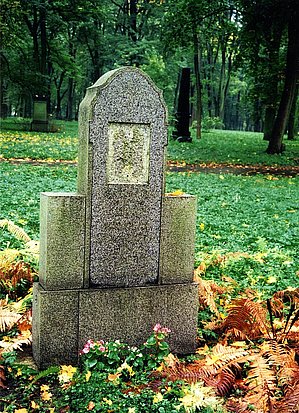 Žiglevicu ģimenes kapa vieta Rīgā, Lielajos kapos, 2001. gada oktobrī, nezināma autora foto no LU Muzeja krājuma.
