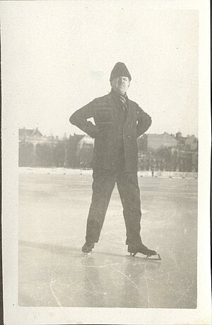 Jānis Krustiņsons slidotavā. Foto: no Latvijas Ķīmijas vēstures muzeja krājuma