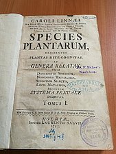 Caroli Linneai “Species Planetarium” pirmizdevuma 1. sējuma titullapa ar grāmatas īpašnieku veiktajām atzīmēm.