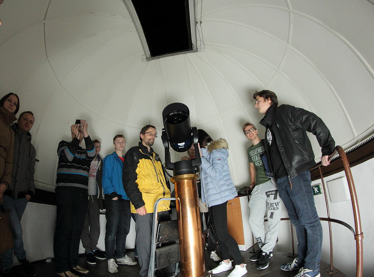 Apmeklētāji Astronomiskajā tornī. Foto: Toms Grīnbergs