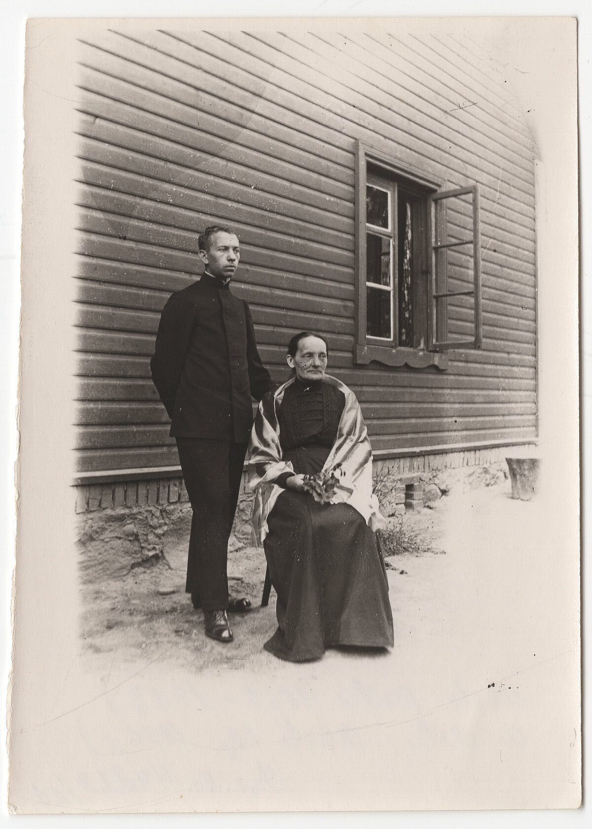 K. Ābele ar māti Bertu Ābeli. 1920. gadu vidus. Foto no Valmieras muzeja krājuma