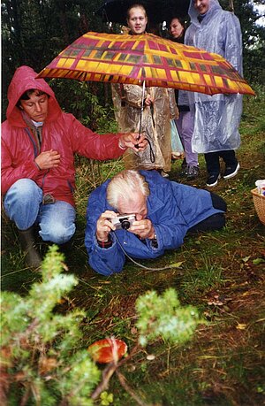 E.Vimba sēņu foto uzņemšanas laikā 2001.gada 14. septembrī. Lietussargu tur Brigita Laime un aiz tā stāv Iluta Dauškane. Foto: LU Muzeja krājums
