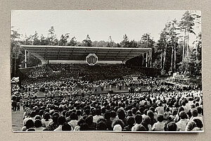 Fotogrāfija no Studentu dziesmu un deju svētkiem “Gaudeamus VIII” 1981. gadā, kas norisinājās Rīgā. Foto: no LU Muzeja krājuma