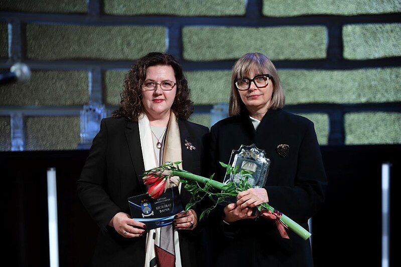 Kristīne Strada-Rozenberga un Linda Daniela LU Izcilības balvas svinīgajā ceremonijā