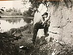 A.Dravniece lauka darbos ievācot iežu paraugus Gaujas krastā Randātu atsegumā 1949.gadā. LUM Geoloģijas krājuma fotoarhīvs