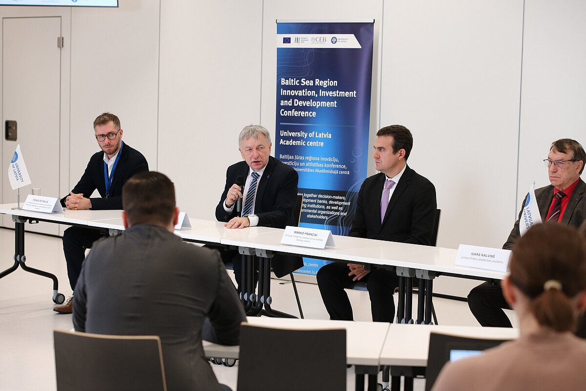 Baltijas jūras reģiona inovāciju, investīciju un attīstības konferences preses brīfings
Foto: Toms Grīnbergs, LU Komunikācijas departaments Preses brīfinga dalībnieki no kreisās: Reinis Rotkalis, Indriķis Muižnieks, marko Frančini, Ivars Kalviņš
