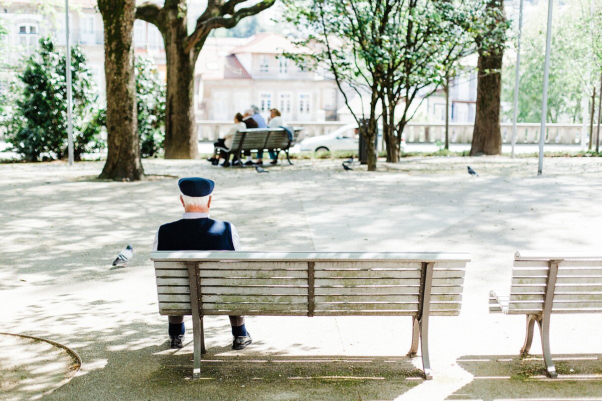 Publicitātes foto. Seniors sēž uz soliņa.