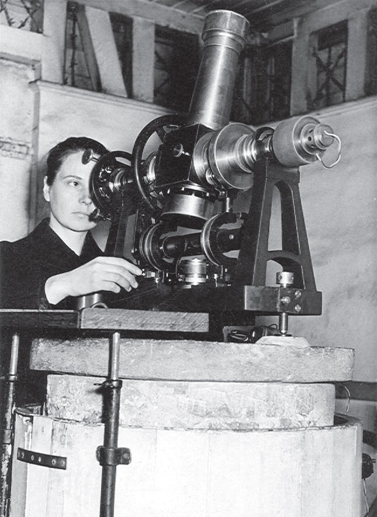Elga Kaupuša veic novērojumus ar Askania Werke pasāžinstrumentu 1958. gadā. No žurnāla Zvaigžņotā Debess