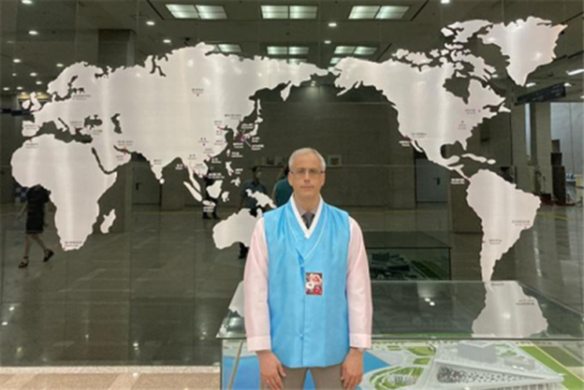 LU Humanitāro zinātņu fakultātes jaunās bakalaura studiju programmas “Austrumu–Rietumu starpkultūru studijas” direktors profesors Kaspars Kļaviņš Busanā. Foto no busan.com