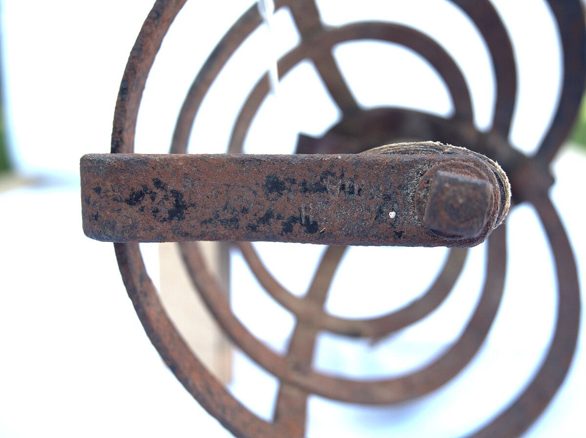 4. att. Rapiera kurvis ar uzrakstu pirms konservācijas. Foto: Gints Ajausks 4. att. Rapiera kurvis ar uzrakstu pirms konservācijas. Foto: Gints Ajausks