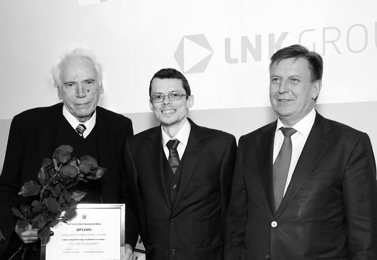 Dr. fiz. Kaspars Ērglis un LZA akadēmiķis Andrejs Cēbers, saņemot LZA pasniegto "Gada balvu zinātnē 2016" par pētījumu "Lokanu magnētisko stīgu modelēšana un sintēze". No kreisās: prof. A.Cēbers, K.Ērglis un M.Kučinskis.