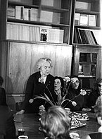 PSRS vēstures katedras 40 gadu jubilejas sēde. Atmiņas par darbu stāsta 1. katedras vadītāja docente Jekaterina Ripa. 1981. gada 12. februāris. Foto no LU Muzeja arhīva.
