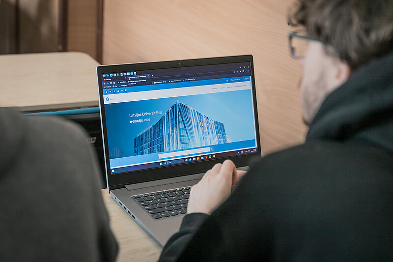 Datorā redzama e-studiju vide, students skatās