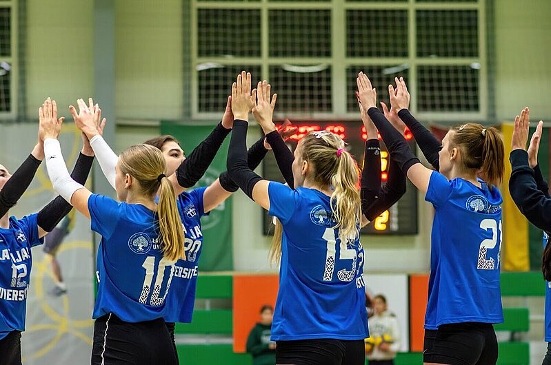 Foto: personīgais arhīvs Volekbola komanda spēles laukumā