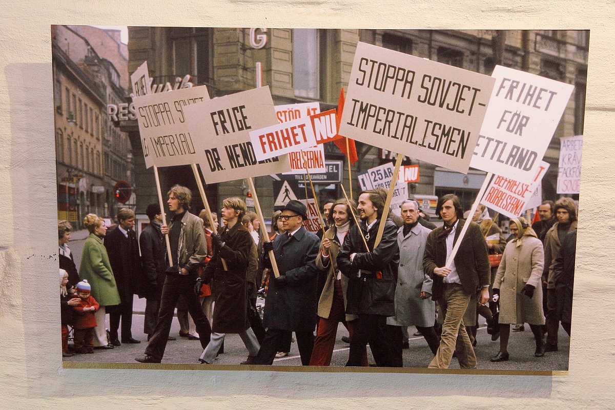 Stokholmas ielās Baltijas trimdinieki demonstrē pret PSRS imperiālismu. Friča Forstmaņa foto, 1970. gads.