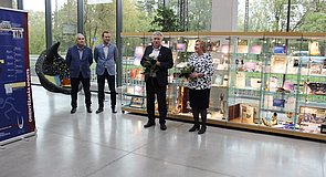Tradicionālās un stendu izstādes atklāšanā. No labās puses LU Bibliotēkas direktore Mārīte Saviča, LU rektors Indriķis Muižnieks, LU Sporta centra direktors Uģis Bisenieks, LU rektora vietnieks studentu un sociālajos jautājumos Jānis Stonis.
Foto no LU Bibliotēkas krājuma.