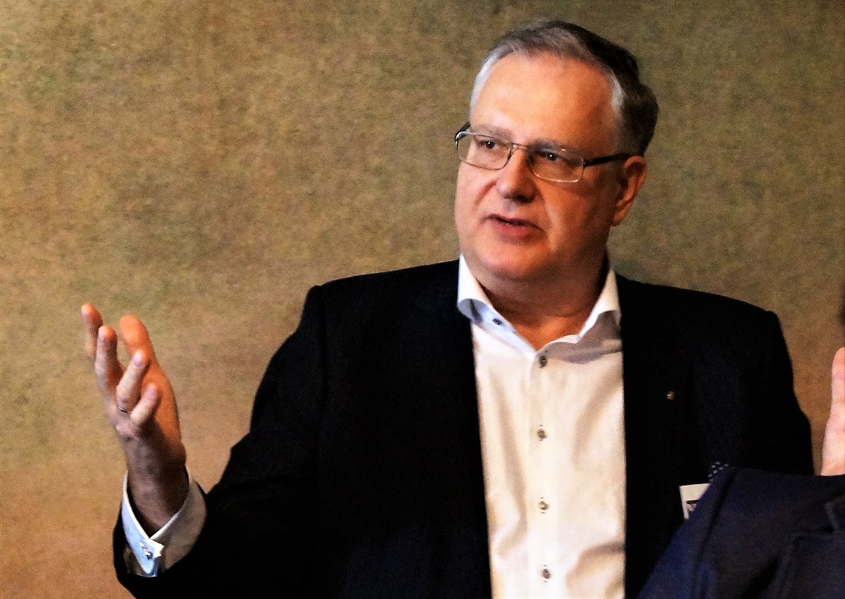 LPSR VDK zinātniskās izpētes komisijas pētnieks, advokāts, M. iur. Linards Muciņš, juridiskās zinātnes doktorants 2016. gada starptautiskajā zinātniskajā konferencē "Lielais Brālis Tevi Vēro: VDK un tās piesegstruktūras". Kristīnes Lindb