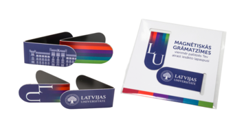 Četras Latvijas Universitātes zīmola magnētiskās grāmatzīmes un to iepakojums uz gaiša fona.