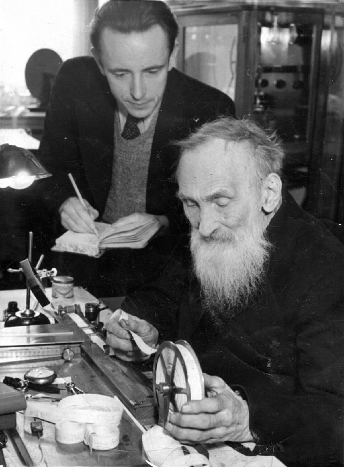 Kārlis Šteins un Fricis Blumbahs LVU Laika dienesta telpā, 1948. gads. Foto: reprodukcija no Kārļa Šteina albuma