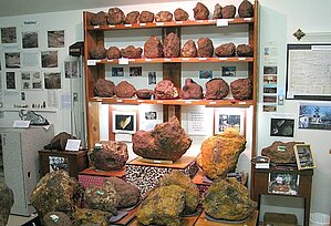 Brenhemas meteorītu paraugi Kanzasas meteorītu muzejā. http://www.kansastravel. org/kansasmeteoritemuseum.htm