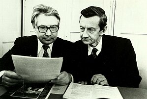 Matīss Dīriķis (pa labi) un Nikolajs Černihs, 1985. gads. Attēls no LU Muzeja krājuma