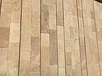 Zāģētās apdares plāksnītes no marmorveida dolomīta Rīgas kongresu nama ārsienās ar labi izteiktu dabīgā akmens tekstūru un nokrāsu (Kranciema dolomīta atradne). Foto: V. Hodireva