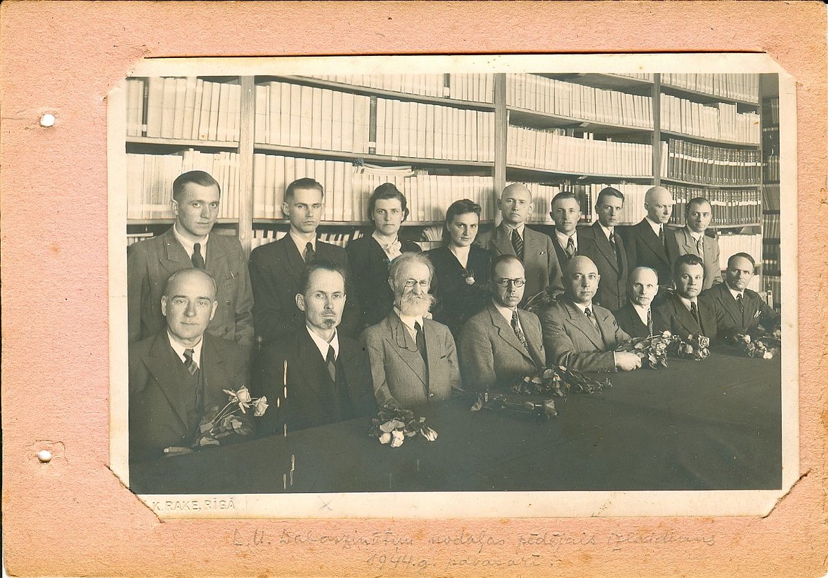 Fotogrāfija no Vernera Zāna albūma (N. Delle otrajā rindā pēdējais). Uzraksts: L.U. dabaszinātņu nodaļas pēdējais izlaidums 1944. gada pavasarī. 