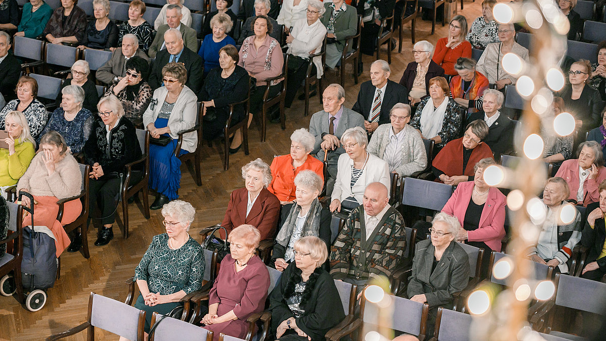 LU Senioru kluba Ziemassvētku pasākums 2019. gadā decembrī LU Lielajā aulā. Foto: Toms Grīnbergs.