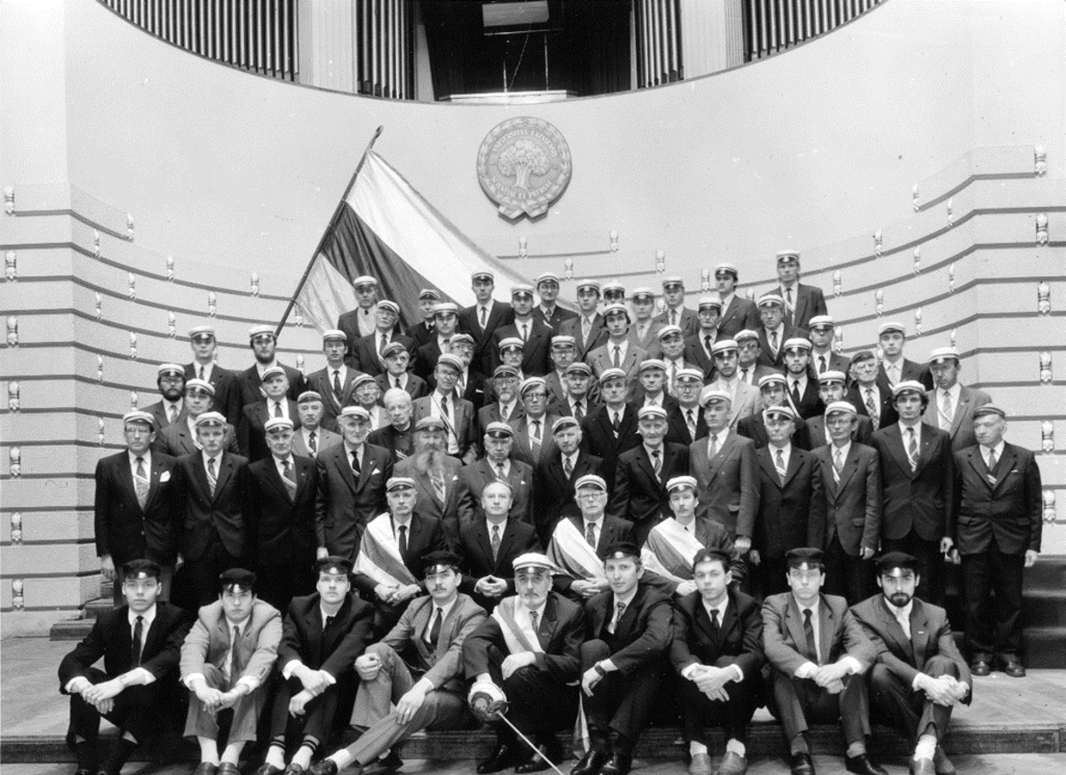 Studentu korporācijas Tālavija 90. gadu jubilejas Svētku akts ar tālavu saimi, 1990. gada 13. decembris, Latvijas Universitātes Lielajā Aulā (LU Muzeja krājums) Studentu korporācijas Tālavija 90. gadu jubilejas Svētku akts ar tālavu saimi, 1990. gada 13. decembris, Latvijas Universitātes Lielajā Aulā (LU Muzeja krājums)