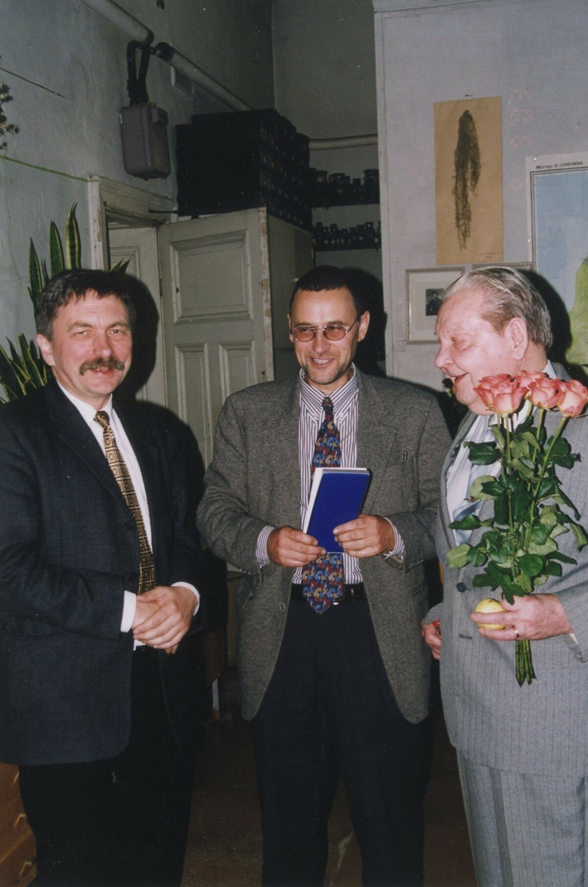 Indriķis Muižnieks, Uldis Kondratovičs un Voldemārs Langenfelds LU Bioloģijas fakultātē. 1990. gadi. Foto: no LU Muzeja krājuma