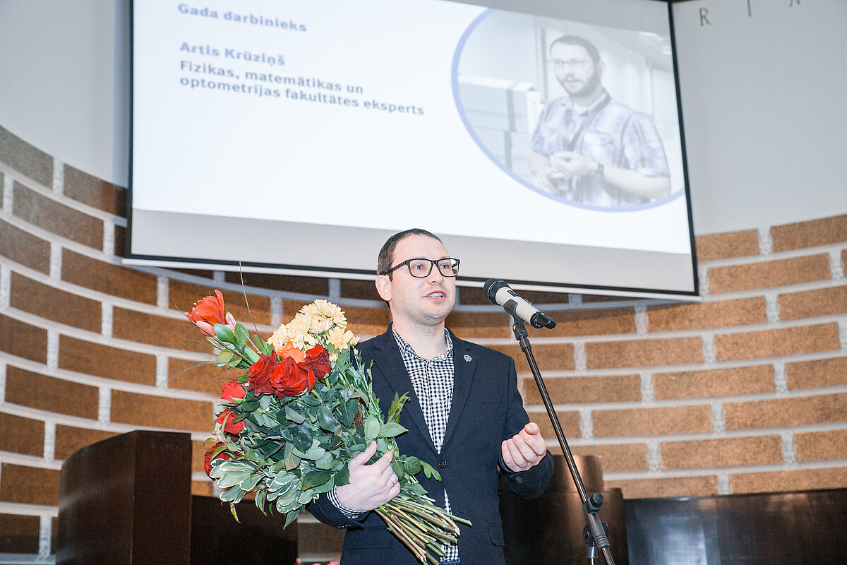 Artis Krūziņš saņemot balvu "Gada LU darbinieks"
© Foto: Toms Grīnbergs, Latvijas Universitātes Komunikācijas un inovāciju departaments