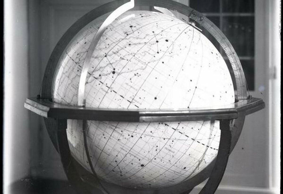 Zvaigžņu globuss astronomiskās observatorijas telpās 20. gs. 30. gados, attēls no LU Muzeja krājuma Zvaigžņu globuss astronomiskās observatorijas telpās 20. gs. 30. gados, attēls no LU Muzeja krājuma