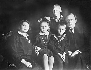 1.att. Edgara Lejnieka ģimenes foto. No kreisās puses E. Lejnieka sieva Ludmila, jaunākā meita Margrieta, dēls Ilgvars un E. Lejnieks. Aizmugurē stāv vecākā meita Irēne. Foto: LU Muzeja krājums, LUM112