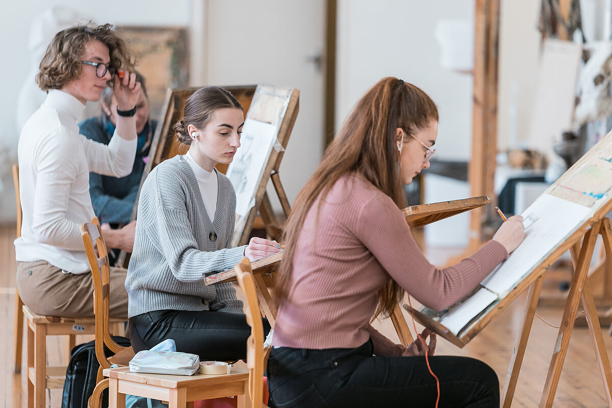 Pedagoģijas, psiholoģijas un mākslas fakultātes studenti. © Foto: Toms Grīnbergs, Latvijas Universitātes Komunikācijas departaments Pedagoģijas, psiholoģijas un mākslas fakultātes studentes zīmē