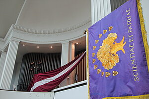 LU karoga kopijas kreisā puse Latvijas Universitātes 95. gadadienai veltītajā LU Senāta svinīgajā sēdē. Foto: Toms Grīnbergs