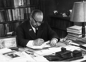 Jānis Lūsis sēžot pie sava rakstāmgalda, 1974. gadā. Foto: LU Muzeja krājums
