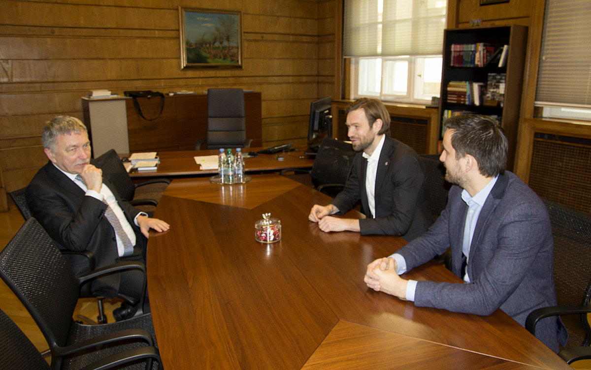 Fotogrāfijā LU rektors I. Muižnieks, LFF prezidents K. Gorkšs un LFF ģenerāldirektors E. Pukinsks.
Foto: LU Komunikācijas un inovāciju departaments.