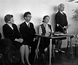 J. Ikaunieka 60. dzimšanas dienai veltītajā konferencē Aizputē, 1972. gadā. No kreisās: Rota Saveļjeva, Andrejs Alksnis, Natālija Cimahoviča, Ilga Daube. LU Muzeja krājums, F. Candera un Latvijas astronomijas kolekcija